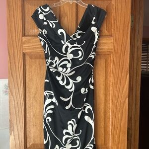 Maggy London size 4 stunning side zipped dress